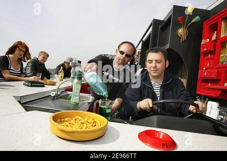 EXCLUSIF. L'artiste français Joel Tessier a construit le 'Moving Bar' pour boire quelques verres avec un ami et avoir un trajet dans le quartier, près de Bordeaux, France, le 17 mars 2006. Cette création pèse plus de 3 tonnes, mesure 10 mètres ans fonctionnant à 70 kilomètres par heure. C'est un vieux bus sans son corps. Jojo bulle a été élu le français le plus extraordinaire (le français le plus extraordinaire) au salon TF1 le 20 décembre 2008. Photo de Patrick Bernard/ABACAPRESS.COM photo de Patrick Bernard/ABACAPRESS.COM Banque D'Images