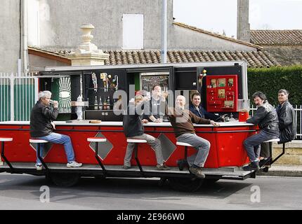 EXCLUSIF. L'artiste français Joel Tessier a construit le 'Moving Bar' pour boire quelques verres avec un ami et avoir un trajet dans le quartier, près de Bordeaux, France, le 17 mars 2006. Cette création pèse plus de 3 tonnes, mesure 10 mètres ans fonctionnant à 70 kilomètres par heure. C'est un vieux bus sans son corps. Jojo bulle a été élu le français le plus extraordinaire (le français le plus extraordinaire) au salon TF1 le 20 décembre 2008. Photo de Patrick Bernard/ABACAPRESS.COM photo de Patrick Bernard/ABACAPRESS.COM Banque D'Images