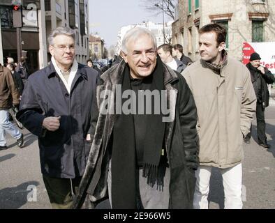 Dominique Strauss-Kahn (c), membre du parti socialiste français, se joint aux étudiants et aux travailleurs qui manifestent dans les rues de Paris France, le 18 mars 2006, pour protester contre le Premier contrat d'emploi (CPE), voté par le Parlement le 09 mars et demander son retrait. Photo de Mousse/ABACAPRESS.COM Banque D'Images