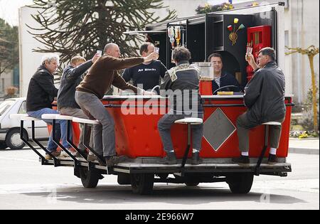 EXCLUSIF. L'artiste français Joel Tessier a construit le 'Moving Bar' pour boire quelques verres avec un ami et avoir un trajet dans le quartier, près de Bordeaux, France, le 17 mars 2006. Cette création pèse plus de 3 tonnes, mesure 10 mètres ans fonctionnant à 70 kilomètres par heure. C'est un vieux bus sans son corps. Jojo bulle a été élu le français le plus extraordinaire (le français le plus extraordinaire) au salon TF1 le 20 décembre 2008. Photo de Patrick Bernard/ABACAPRESS.COM photo de Patrick Bernard/ABACAPRESS.COM Banque D'Images