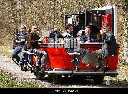 EXCLUSIF. L'artiste français Joel Tessier a construit le 'Moving Bar' pour boire quelques verres avec un ami et avoir un trajet dans le quartier, près de Bordeaux, France, le 17 mars 2006. Cette création pèse plus de 3 tonnes, mesure 10 mètres ans fonctionnant à 70 kilomètres par heure. C'est un vieux bus sans son corps. Jojo bulle a été élu le français le plus extraordinaire (le français le plus extraordinaire) au salon TF1 le 20 décembre 2008. Photo de Patrick Bernard/ABACAPRESS.COM photo de Patrick Bernard/ABACAPRESS.COM Banque D'Images