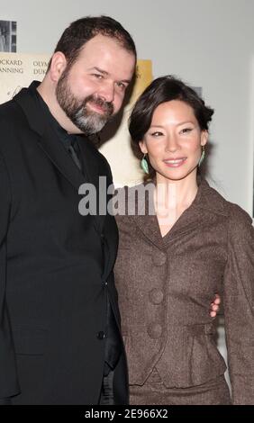 Le directeur Thom Fitzgerald et la membre du casting Lucy Liu arrivent à la première « 3 Needles », un portrait controversé de la crise mondiale du sida, qui s'est tenue au Museum of Modern Art, à New York, NY, États-Unis, le 18 mars 2006. Photo de Nicolas Khayat/ABACAPRESS.COM Banque D'Images