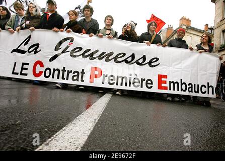 Des étudiants et des travailleurs manifestent dans les rues de Bordeaux, en France, le 18 mars 2006 pour protester contre le Premier contrat d'emploi (CPE), voté par le Parlement le 09 mars et demander son retrait. Photo de Patrick Bernard/ABACAPRESS.COM Banque D'Images