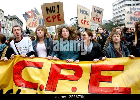 Des étudiants et des travailleurs manifestent dans les rues de Bordeaux, en France, le 18 mars 2006 pour protester contre le Premier contrat d'emploi (CPE), voté par le Parlement le 09 mars et demander son retrait. Photo de Patrick Bernard/ABACAPRESS.COM Banque D'Images