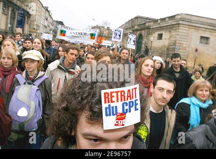 Des étudiants et des travailleurs manifestent dans les rues de Bordeaux, en France, le 18 mars 2006 pour protester contre le Premier contrat d'emploi (CPE), voté par le Parlement le 09 mars et demander son retrait. Photo de Patrick Bernard/ABACAPRESS.COM Banque D'Images