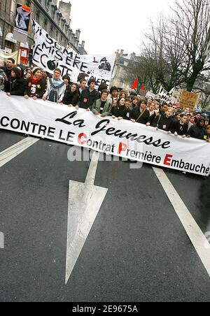 Des étudiants et des travailleurs manifestent dans les rues de Bordeaux, en France, le 18 mars 2006 pour protester contre le Premier contrat d'emploi (CPE), voté par le Parlement le 09 mars et demander son retrait. Photo de Patrick Bernard/ABACAPRESS.COM Banque D'Images