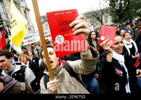 Des étudiants et des travailleurs manifestent dans les rues de Bordeaux, en France, le 18 mars 2006 pour protester contre le Premier contrat d'emploi (CPE), voté par le Parlement le 09 mars et demander son retrait. Photo de Patrick Bernard/ABACAPRESS.COM Banque D'Images