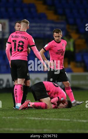 Birkenhead, Royaume-Uni. 02 février 2021. Flynn Clarke, de Peterborough United, est blessé sur le terrain. Trophée Papa John's, match de quart de finale du trophée EFL, Tranmere Rovers / Peterborough Utd à Prenton Park, Birkenhead, Wirral, le mardi 2 février 2021. Cette image ne peut être utilisée qu'à des fins éditoriales. Utilisation éditoriale uniquement, licence requise pour une utilisation commerciale. Aucune utilisation dans les Paris, les jeux ou les publications d'un seul club/ligue/joueur.pic par Chris Stading/Andrew Orchard sports Photography/Alamy Live News crédit: Andrew Orchard sports Photography/Alamy Live News Banque D'Images