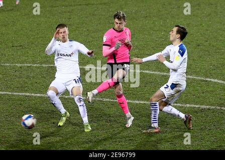 Birkenhead, Royaume-Uni. 02 février 2021. Sammie Szmodics de Peterborough United (c) tente un tir à but. Trophée Papa John's, match de quart de finale du trophée EFL, Tranmere Rovers / Peterborough Utd à Prenton Park, Birkenhead, Wirral, le mardi 2 février 2021. Cette image ne peut être utilisée qu'à des fins éditoriales. Utilisation éditoriale uniquement, licence requise pour une utilisation commerciale. Aucune utilisation dans les Paris, les jeux ou les publications d'un seul club/ligue/joueur.pic par Chris Stading/Andrew Orchard sports Photography/Alamy Live News crédit: Andrew Orchard sports Photography/Alamy Live News Banque D'Images