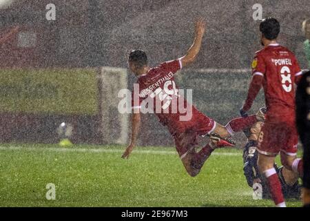 Crawley, Royaume-Uni. 02 février 2021. Hector Kyprianou #26 de Leyton Orient soul sur Jake Hessenthaler #39 de Crawley Town dans la pluie battante à Crawley, Royaume-Uni le 2/2/2021. (Photo de Jane Stokes/News Images/Sipa USA) crédit: SIPA USA/Alay Live News Banque D'Images