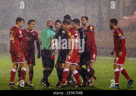 Crawley, Royaume-Uni. 02 février 2021. Craig Clay #8 de Leyton Orient discutant avec Kevin Johnson (arbitre) après Hector Kyprianou #26 de Leyton Orient foul de Jake Hessenthaler #39 de Crawley Town à Crawley, Royaume-Uni le 2/2/2021. (Photo de Jane Stokes/News Images/Sipa USA) crédit: SIPA USA/Alay Live News Banque D'Images