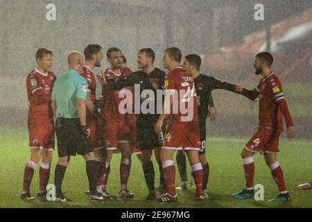 Crawley, Royaume-Uni. 02 février 2021. Craig Clay #8 de Leyton Orient discutant avec des joueurs de Crawley à la suite de Hector Kyprianou #26 de Leyton Orient foul de Jake Hessenthaler #39 de Crawley Town à Crawley, Royaume-Uni le 2/2/2021. (Photo de Jane Stokes/News Images/Sipa USA) crédit: SIPA USA/Alay Live News Banque D'Images