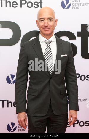 Washington, États-Unis. 14 décembre 2017. Jeff bezos pose alors qu'il arrive sur le tapis rouge pour le premier ministre « The Post » au Newseum le 14 décembre 2017 à Washington, DC. (Photo d'Oliver Contreras/SIPA USA) Credit: SIPA USA/Alay Live News Banque D'Images