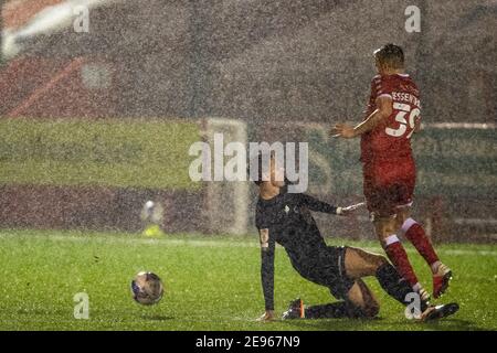 Crawley, Royaume-Uni. 02 février 2021. Hector Kyprianou #26 de Leyton Orient soul sur Jake Hessenthaler #39 de Crawley Town dans la pluie battante à Crawley, Royaume-Uni le 2/2/2021. (Photo de Jane Stokes/News Images/Sipa USA) crédit: SIPA USA/Alay Live News Banque D'Images