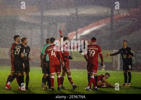 Crawley, Royaume-Uni. 02 février 2021. Kevin Johnson (arbitre) a remis une carte rouge à Hector Kyprianou #26 de Leyton Orient et est envoyé à Crawley, Royaume-Uni le 2/2/2021. (Photo de Jane Stokes/News Images/Sipa USA) crédit: SIPA USA/Alay Live News Banque D'Images