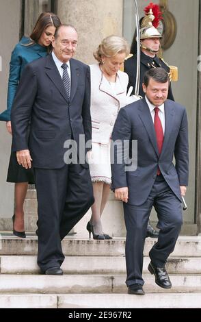 Le roi Abdallah II de Jordanie et la reine Rania quittent le Palais des Élysées après une rencontre avec le président français Jacques Chirac et l'épouse Bernadette, à Paris, en France, le 20 mars 2006. Photo de Nebinger-Orban/ABACAPRESS.COM Banque D'Images