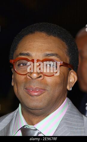 Le réalisateur Spike Lee arrive à la première mondiale de 'Inside Man', qui s'est tenue au théâtre Ziegfeld, à New York, le lundi 20 mars 2006. Photo de Nicolas Khayat/ABACAPRESS.COM Banque D'Images