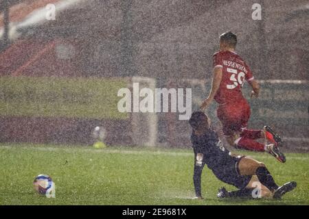 Crawley, Royaume-Uni. 02 février 2021. Hector Kyprianou #26 de Leyton Orient soul sur Jake Hessenthaler #39 de Crawley Town dans la pluie battante à Crawley, Royaume-Uni le 2/2/2021. (Photo de Jane Stokes/News Images/Sipa USA) crédit: SIPA USA/Alay Live News Banque D'Images