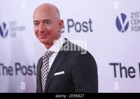 Washington, États-Unis. 14 décembre 2017. Jeff bezos pose alors qu'il arrive sur le tapis rouge pour le premier ministre « The Post » au Newseum le 14 décembre 2017 à Washington, DC. (Photo d'Oliver Contreras/SIPA USA) Credit: SIPA USA/Alay Live News Banque D'Images