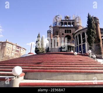 Justo Gallego Martinez construit sa propre cathédrale depuis 44 ans, à Mejorada del Campo, en Espagne, le 7 mars 2006. L'homme, né en 1932, est un ex-frère rejeté parce qu'il a contracté la tuberculose en 1961. Il travaille seul, parfois avec des bénévoles, les outils et la plupart des matériaux de construction sont recyclés. Il n'a pas de plan pour sa cathédrale qui devrait mesurer 40 mètres de haut. Il est très populaire en Espagne et a été sponsorisé par la boisson gazeuse Aquarius. Photo de Vincent Dargent/ABACAPRESS.COM Banque D'Images