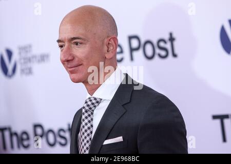 Washington, États-Unis. 14 décembre 2017. Jeff bezos pose alors qu'il arrive sur le tapis rouge pour le premier ministre « The Post » au Newseum le 14 décembre 2017 à Washington, DC. (Photo d'Oliver Contreras/SIPA USA) Credit: SIPA USA/Alay Live News Banque D'Images