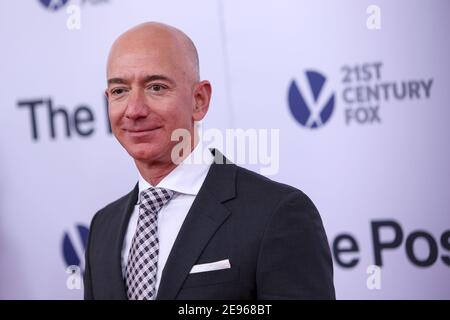 Washington, États-Unis. 14 décembre 2017. Jeff bezos pose alors qu'il arrive sur le tapis rouge pour le premier ministre « The Post » au Newseum le 14 décembre 2017 à Washington, DC. (Photo d'Oliver Contreras/SIPA USA) Credit: SIPA USA/Alay Live News Banque D'Images