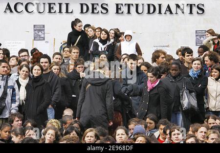 Les étudiants votent pour poursuivre la grève par un spectacle de main devant l'Université III à Bordeaux, en France, le 22 mars 2006. Ils démontreront contre les termes du nouveau contrat jeunesse pour les demandeurs d'emploi pour la première fois, le CPE (Premier contrat de travail). Photo de Patrick Bernard/ABACAPRESS.COM Banque D'Images