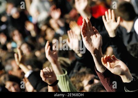 Les étudiants votent pour poursuivre la grève par un spectacle de main devant l'Université III à Bordeaux, en France, le 22 mars 2006. Ils démontreront contre les termes du nouveau contrat jeunesse pour les demandeurs d'emploi pour la première fois, le CPE (Premier contrat de travail). Photo de Patrick Bernard/ABACAPRESS.COM Banque D'Images