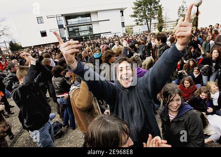 Les étudiants votent pour poursuivre la grève par un spectacle de main devant l'Université III à Bordeaux, en France, le 22 mars 2006. Ils démontreront contre les termes du nouveau contrat jeunesse pour les demandeurs d'emploi pour la première fois, le CPE (Premier contrat de travail). Photo de Patrick Bernard/ABACAPRESS.COM Banque D'Images