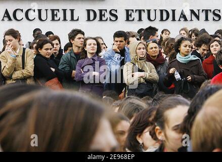 Les étudiants votent pour poursuivre la grève par un spectacle de main devant l'Université III à Bordeaux, en France, le 22 mars 2006. Ils démontreront contre les termes du nouveau contrat jeunesse pour les demandeurs d'emploi pour la première fois, le CPE (Premier contrat de travail). Photo de Patrick Bernard/ABACAPRESS.COM Banque D'Images