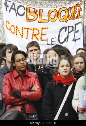 Les étudiants votent pour poursuivre la grève par un spectacle de main devant l'Université III à Bordeaux, en France, le 22 mars 2006. Ils démontreront contre les termes du nouveau contrat jeunesse pour les demandeurs d'emploi pour la première fois, le CPE (Premier contrat de travail). Photo de Patrick Bernard/ABACAPRESS.COM Banque D'Images