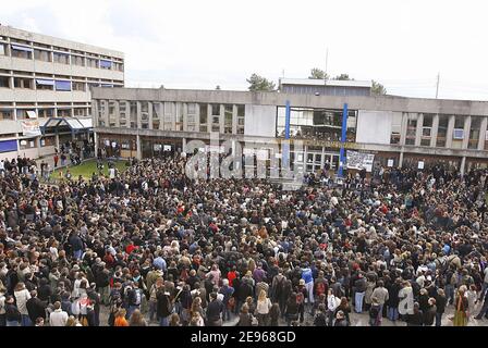 Les étudiants votent pour poursuivre la grève par un spectacle de main devant l'Université III à Bordeaux, en France, le 22 mars 2006. Ils démontreront contre les termes du nouveau contrat jeunesse pour les demandeurs d'emploi pour la première fois, le CPE (Premier contrat de travail). Photo de Patrick Bernard/ABACAPRESS.COM Banque D'Images