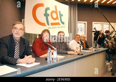 Les dirigeants syndicaux français, le CFTC Jacques Voisin (L), le secrétaire général de la CGT Bernard Thibault, le secrétaire général de la CFDT Francois Chereque, le dirigeant de l'FO Jean-Claude Mailly et le dirigeant de la CFE-CGC Bernard Van Craeynest, donnent une conférence de presse pour protester contre le plan d'emploi des jeunes contesté par le gouvernement, le Premier contrat d'emploi (CPE), à Paris, en France, le 23 mars. 2006. Photo de Christophe Guibbbaud/ABACAPRESS.COM Banque D'Images