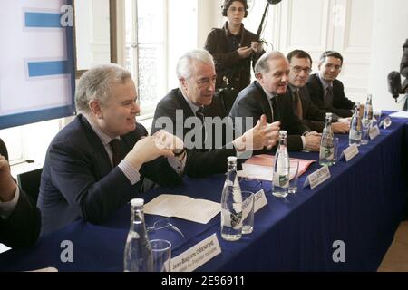 Le ministre français de l'éducation nationale Gilles de Robien et François Goulard rencontrent l'organisation étudiante (FAGE, Uni, PDE) pour parler du contrat CPE, à son ministère, Paris, France, le 24 mars 2006. Photo de Mousse/ABACAPRESS.COM Banque D'Images