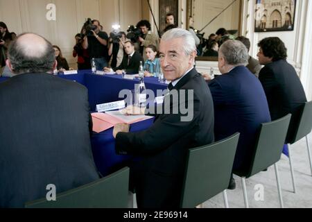 Le ministre français de l'éducation nationale Gilles de Robien et François Goulard rencontrent l'organisation étudiante (FAGE, Uni, PDE) pour parler du contrat CPE, à son ministère, Paris, France, le 24 mars 2006. Photo de Mousse/ABACAPRESS.COM Banque D'Images