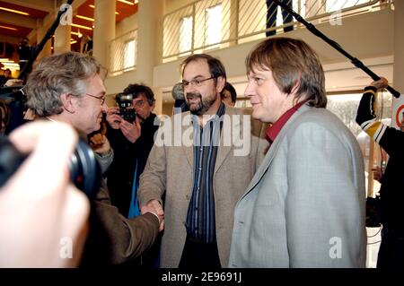 Les dirigeants syndicaux français, le dirigeant du FO, Jean-Claude Mailly, le secrétaire général du CFDT, François Chereque, et le secrétaire général du CGT, Bernard Thibault, assistent à une conférence de presse pour protester contre le plan d'emploi contesté du gouvernement pour les jeunes, le premier contrat d'emploi (CPE), à Paris, en France, le 23 mars 2006. Photo de Christophe Guibbbaud/ABACAPRESS.COM Banque D'Images