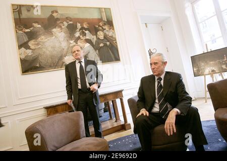 Le ministre français de l'éducation nationale Gilles de Robien et François Goulard rencontrent l'organisation étudiante (FAGE, Uni, PDE) pour parler du contrat CPE, à son ministère, Paris, France, le 24 mars 2006. Photo de Mousse/ABACAPRESS.COM Banque D'Images