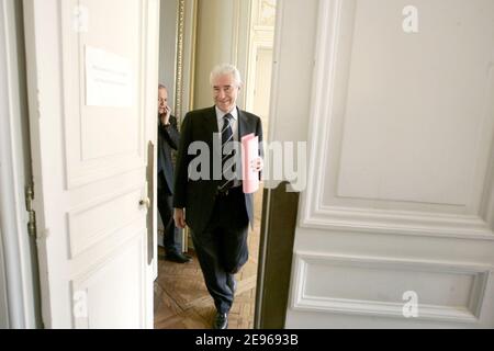 Le ministre français de l'éducation nationale Gilles de Robien et François Goulard rencontrent l'organisation étudiante (FAGE, Uni, PDE) pour parler du contrat CPE, à son ministère, Paris, France, le 24 mars 2006. Photo de Mousse/ABACAPRESS.COM Banque D'Images