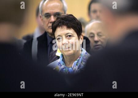 Le porte-parole de Lutte Ouvriere, à l'extrême gauche, Arlette Laguiller, assiste au 33e congrès du Parti communiste français au Bourget, près de Paris, le 25 mars 2006. Photo de Thierry Orban/ABACAPRESS.COM Banque D'Images