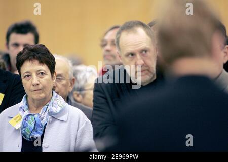 Le porte-parole de Lutte Ouvriere, à l'extrême gauche, Arlette Laguiller, assiste au 33e congrès du Parti communiste français au Bourget, près de Paris, le 25 mars 2006. Photo de Thierry Orban/ABACAPRESS.COM Banque D'Images