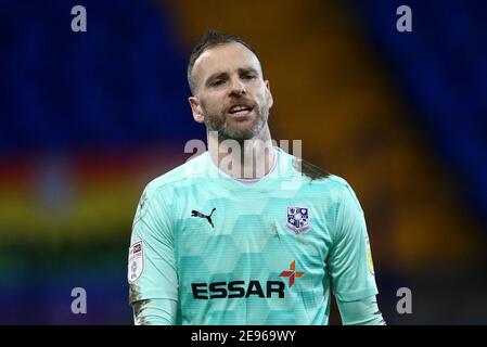 Birkenhead, Royaume-Uni. 02 février 2021. Le gardien de but de Tranmere Rovers Joe Murphy regarde dessus. Trophée Papa John's, match de quart de finale du trophée EFL, Tranmere Rovers / Peterborough Utd à Prenton Park, Birkenhead, Wirral, le mardi 2 février 2021. Cette image ne peut être utilisée qu'à des fins éditoriales. Utilisation éditoriale uniquement, licence requise pour une utilisation commerciale. Aucune utilisation dans les Paris, les jeux ou les publications d'un seul club/ligue/joueur.pic par Chris Stading/Andrew Orchard sports Photography/Alamy Live News crédit: Andrew Orchard sports Photography/Alamy Live News Banque D'Images