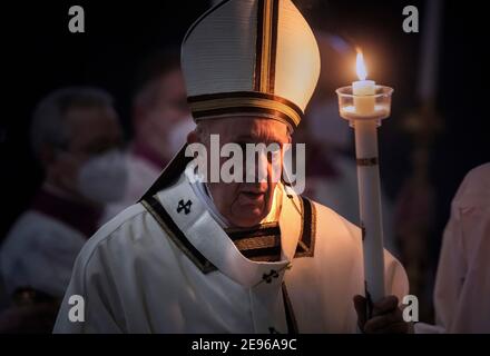 Etat de la Cité du Vatican, Vatikanstadt. 02 février 2021. Le Pape François 'Fête des bougies' pendant la Messe sainte pour la solennité de la présentation de notre Seigneur à la basilique Saint-Pierre au Vatican. Le 2 février 2021 crédit: dpa/Alamy Live News Banque D'Images