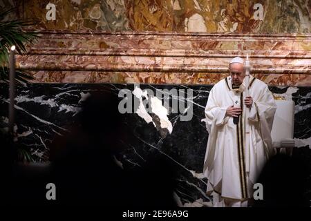 Etat de la Cité du Vatican, Vatikanstadt. 02 février 2021. Le Pape François 'Fête des bougies' pendant la Messe sainte pour la solennité de la présentation de notre Seigneur à la basilique Saint-Pierre au Vatican. Le 2 février 2021 crédit: dpa/Alamy Live News Banque D'Images