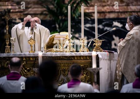 Etat de la Cité du Vatican, Vatikanstadt. 02 février 2021. Le Pape François 'Fête des bougies' pendant la Messe sainte pour la solennité de la présentation de notre Seigneur à la basilique Saint-Pierre au Vatican. Le 2 février 2021 crédit: dpa/Alamy Live News Banque D'Images