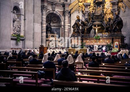 Etat de la Cité du Vatican, Vatikanstadt. 02 février 2021. Le Pape François 'Fête des bougies' pendant la Messe sainte pour la solennité de la présentation de notre Seigneur à la basilique Saint-Pierre au Vatican. Le 2 février 2021 crédit: dpa/Alamy Live News Banque D'Images