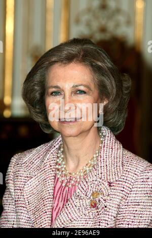 La reine Sofia d'Espagne à l'hôtel Matignon le 28 mars 2006, dans le cadre de la visite d'État de 3 jours des Royals espagnols en France. Photo de Nebinger-Orban/ABACAPRESS.COM Banque D'Images