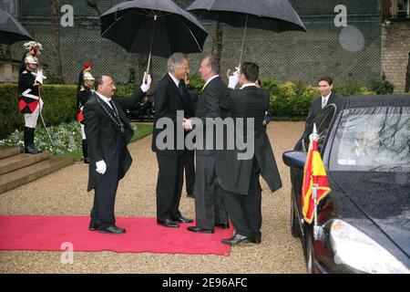 Le roi Juan Carlos et la reine Sofia d'Espagne sont accueillis à l'hôtel Matignon par le Premier ministre français Dominique de Villepin et sa femme Marie-Laure le 28 mars 2006, dans le cadre de la visite d'État de 3 jours des Royals espagnols en France. Photo de Nebinger-Orban/ABACAPRESS.COM Banque D'Images