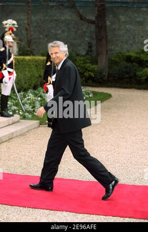 Le Premier ministre français Dominique de Villepin attend l'arrivée du roi Juan Carlos et de la reine Sofia d'Espagne à l'hôtel Matignon le 28 mars 2006, dans le cadre de la visite d'État de 3 jours des Royals espagnols en France. Photo de Nebinger-Orban/ABACAPRESS.COM Banque D'Images