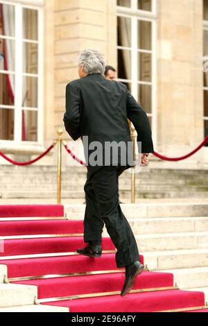 Le Premier ministre français Dominique de Villepin attend l'arrivée du roi Juan Carlos et de la reine Sofia d'Espagne à l'hôtel Matignon le 28 mars 2006, dans le cadre de la visite d'État de 3 jours des Royals espagnols en France. Photo de Nebinger-Orban/ABACAPRESS.COM Banque D'Images