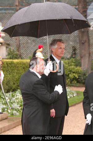 Le Premier ministre français Dominique de Villepin attend sous la pluie l'arrivée du roi Juan Carlos et de la reine Sofia d'Espagne à l'hôtel Matignon le 28 mars 2006, dans le cadre de la visite d'État de 3 jours des Royals espagnols en France. Photo de Nebinger-Orban/ABACAPRESS.COM Banque D'Images